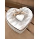 Scatola in legno whitewashed a forma di cuore